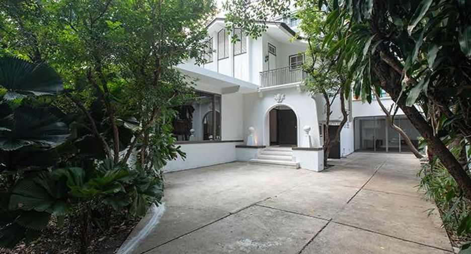 For rent 3 bedrooms condo in Pathum Wan, Bangkok