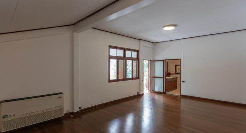 For rent 3 bedrooms condo in Pathum Wan, Bangkok
