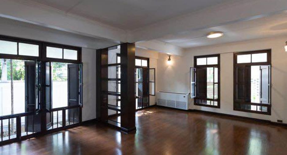 For rent 3 bedrooms condo in Pathum Wan, Bangkok