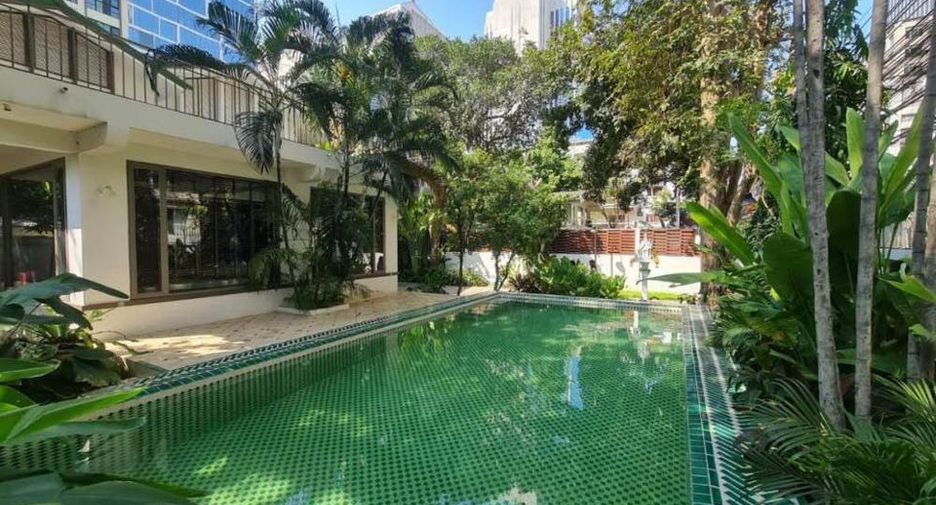 For rent 3 bedrooms condo in Pathum Wan, Bangkok