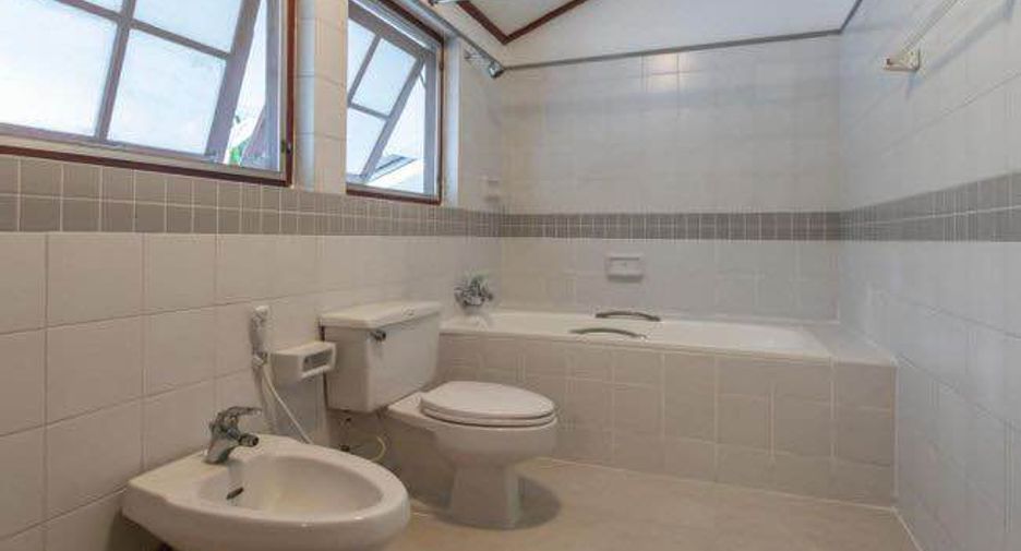 For rent 3 bedrooms condo in Pathum Wan, Bangkok