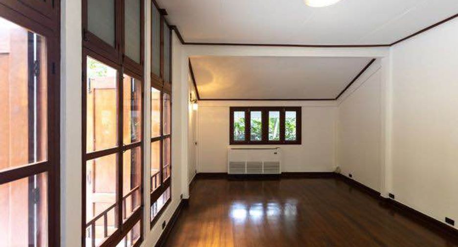 For rent 3 bedrooms condo in Pathum Wan, Bangkok