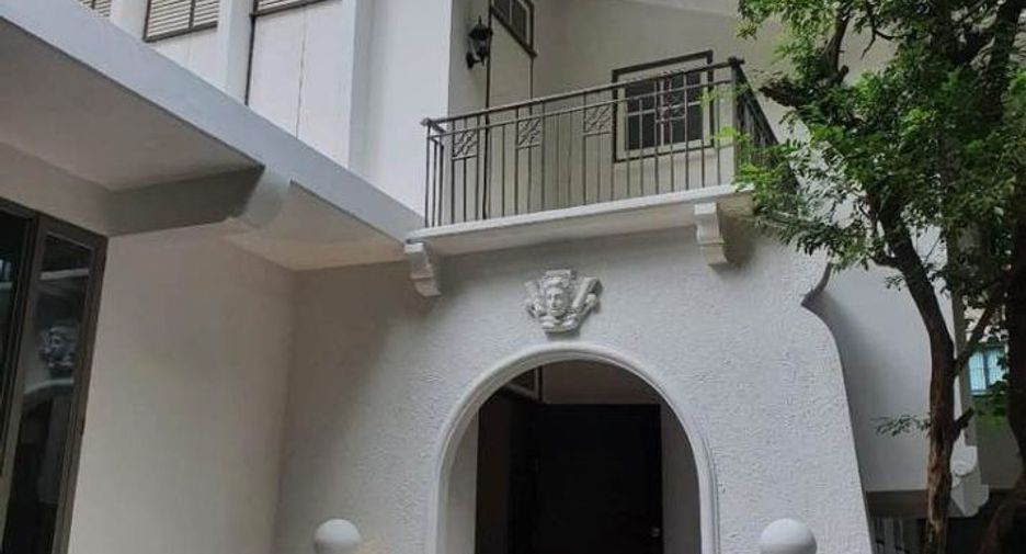 For rent 3 bedrooms condo in Pathum Wan, Bangkok