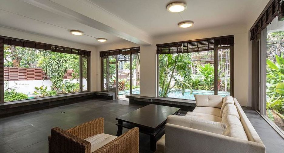 For rent 3 bedrooms condo in Pathum Wan, Bangkok
