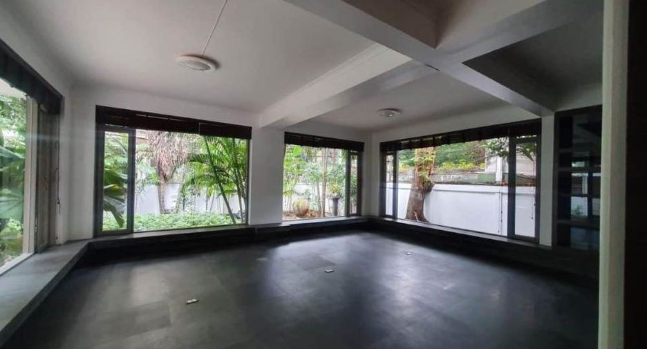 For rent 3 bedrooms condo in Pathum Wan, Bangkok