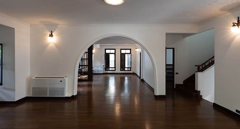 For rent 3 bedrooms condo in Pathum Wan, Bangkok