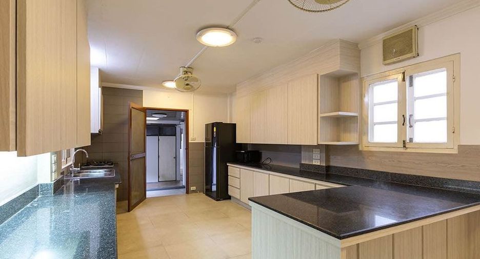 For rent 3 bedrooms condo in Pathum Wan, Bangkok