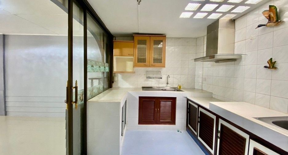 For sale 3 bedrooms townhouse in Mueang Samut Prakan, Samut Prakan