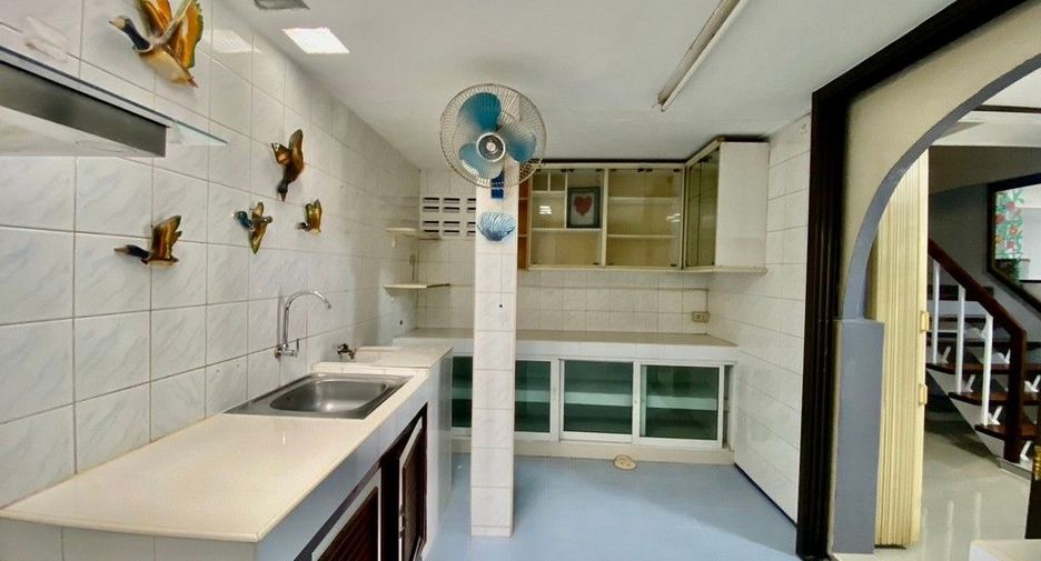 For sale 3 bedrooms townhouse in Mueang Samut Prakan, Samut Prakan