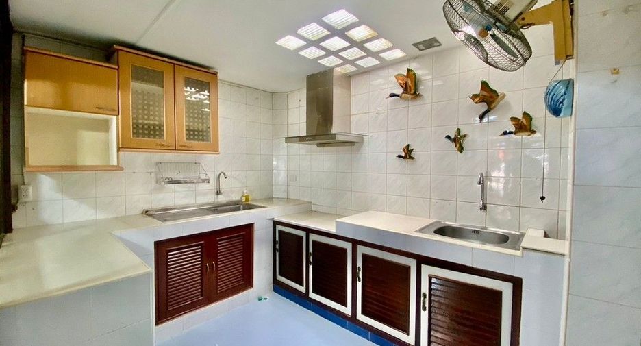 For sale 3 bedrooms townhouse in Mueang Samut Prakan, Samut Prakan
