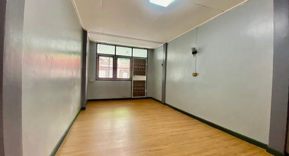 For sale 3 bedrooms townhouse in Mueang Samut Prakan, Samut Prakan