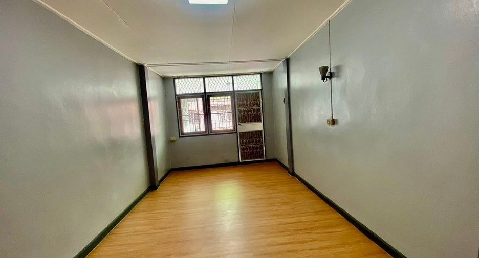 For sale 3 bedrooms townhouse in Mueang Samut Prakan, Samut Prakan