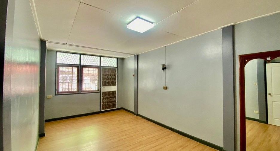 For sale 3 bedrooms townhouse in Mueang Samut Prakan, Samut Prakan