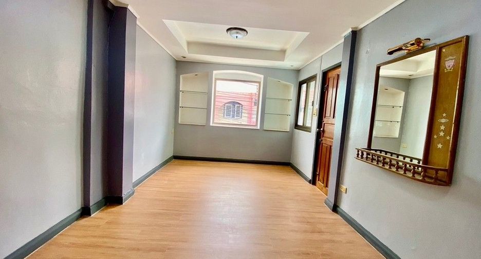For sale 3 bedrooms townhouse in Mueang Samut Prakan, Samut Prakan