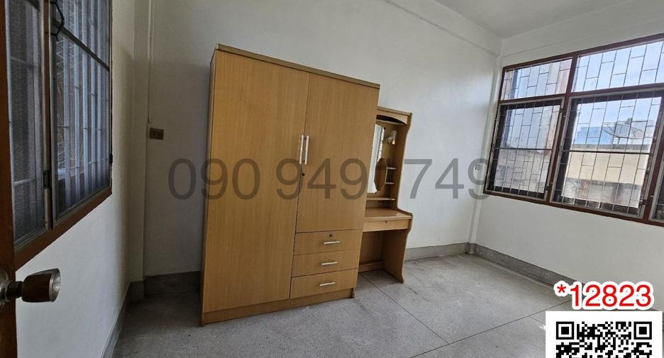 For rent 3 bedrooms retail Space in Din Daeng, Bangkok