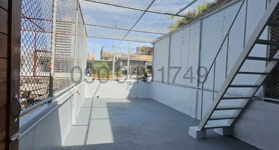 For rent 3 bedrooms retail Space in Din Daeng, Bangkok
