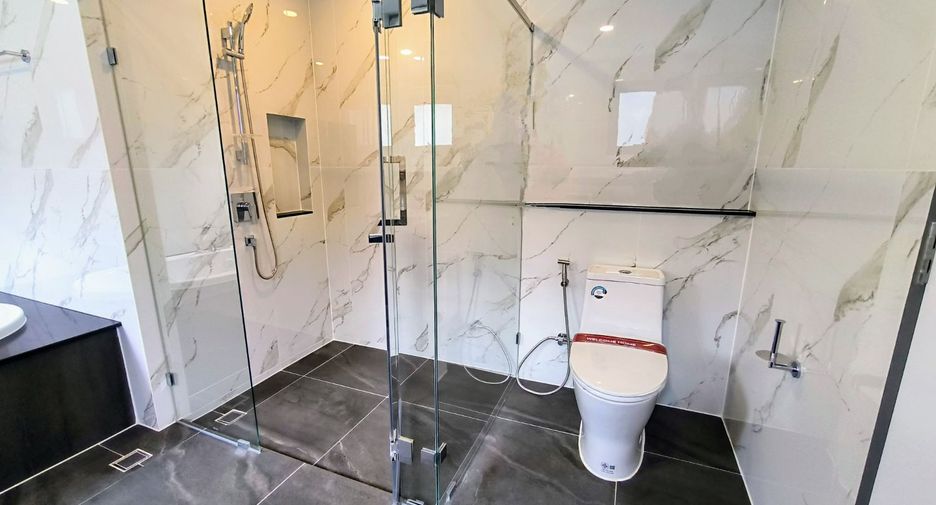 Casa en alquiler de 4 habitaciones en Bang Phli, Samut Prakan