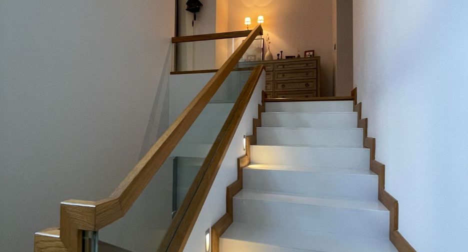 For sale 5 bed house in Huai Khwang, Bangkok