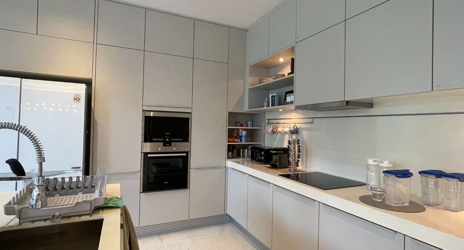 For sale 5 bed house in Huai Khwang, Bangkok