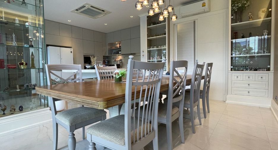 For sale 5 bed house in Huai Khwang, Bangkok