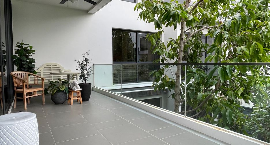 For sale 5 bed house in Huai Khwang, Bangkok