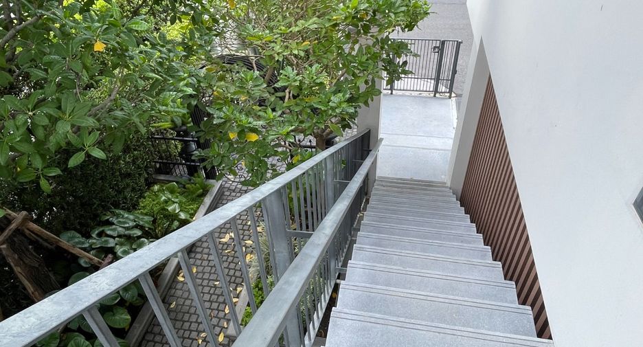 For sale 5 bed house in Huai Khwang, Bangkok
