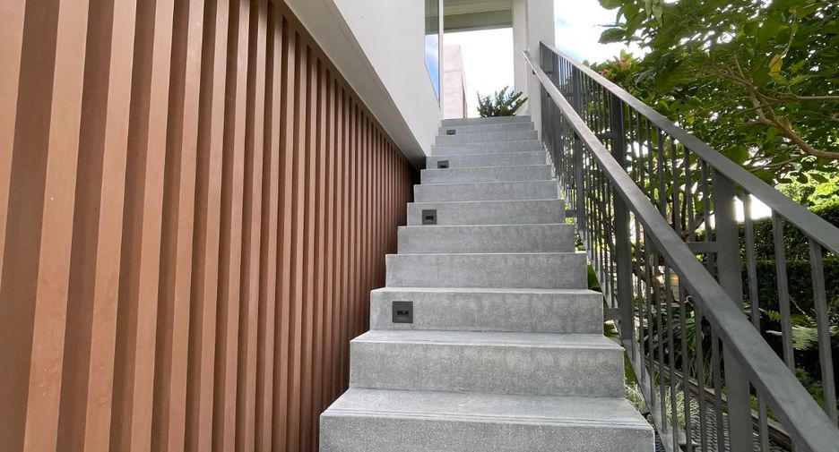 For sale 5 bed house in Huai Khwang, Bangkok
