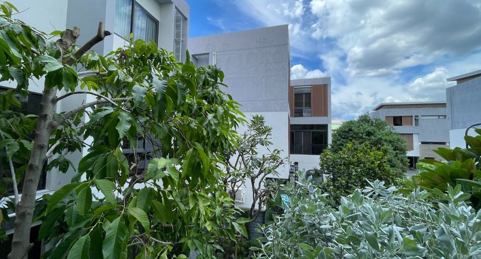 For sale 5 bed house in Huai Khwang, Bangkok