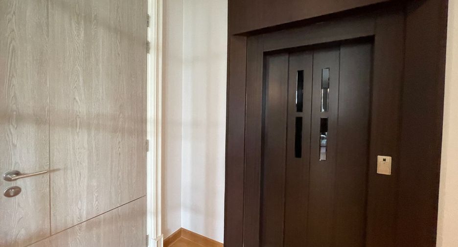 For sale 5 bed house in Huai Khwang, Bangkok