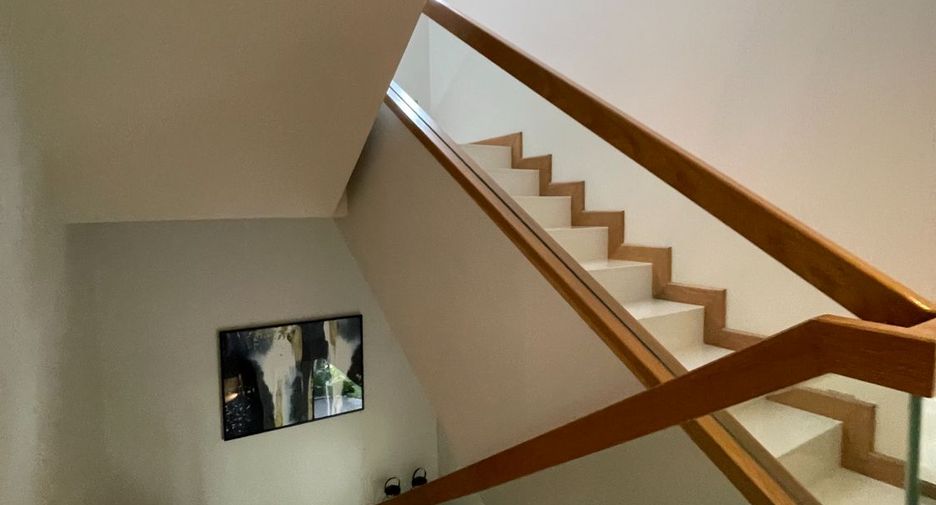 For sale 5 bed house in Huai Khwang, Bangkok