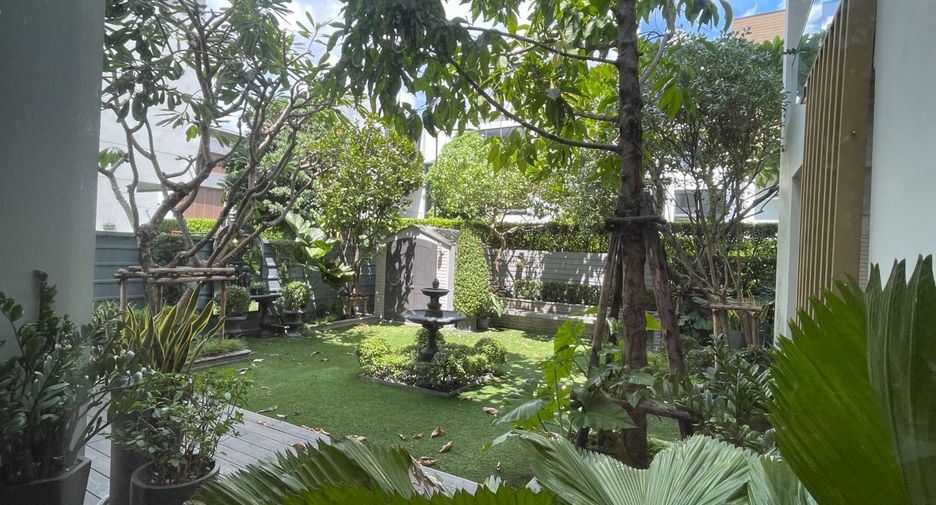 For sale 5 bed house in Huai Khwang, Bangkok