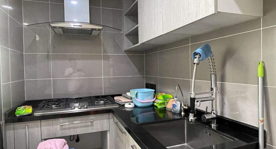 For sale 5 bed house in Huai Khwang, Bangkok