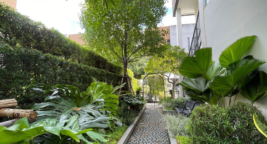 For sale 5 bed house in Huai Khwang, Bangkok