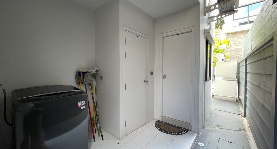 For sale 5 bed house in Huai Khwang, Bangkok