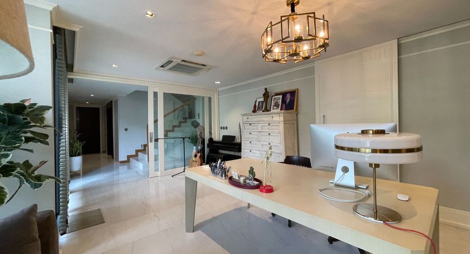 For sale 5 bed house in Huai Khwang, Bangkok