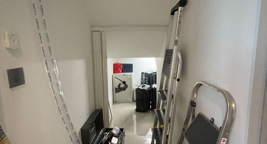For sale 5 bed house in Huai Khwang, Bangkok