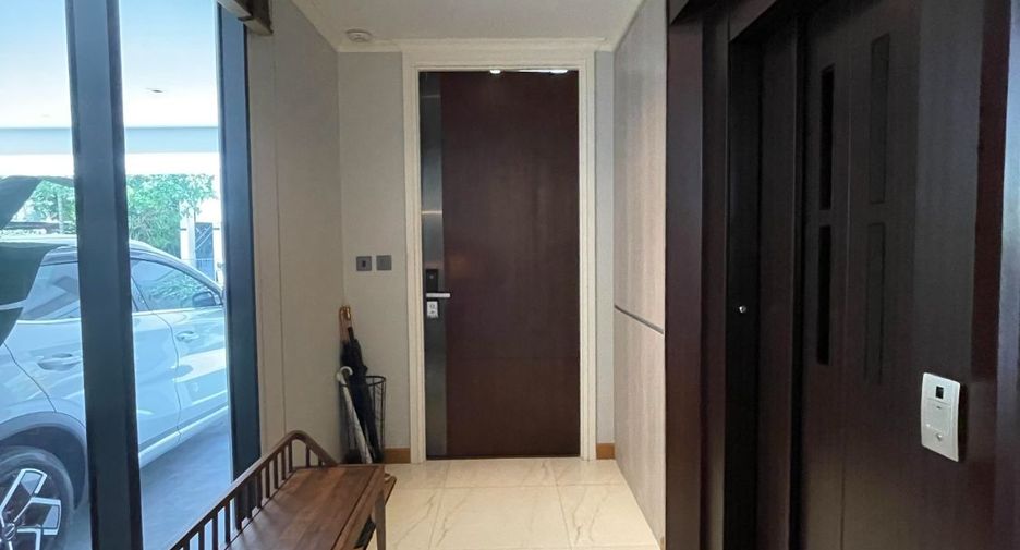 For sale 5 bed house in Huai Khwang, Bangkok