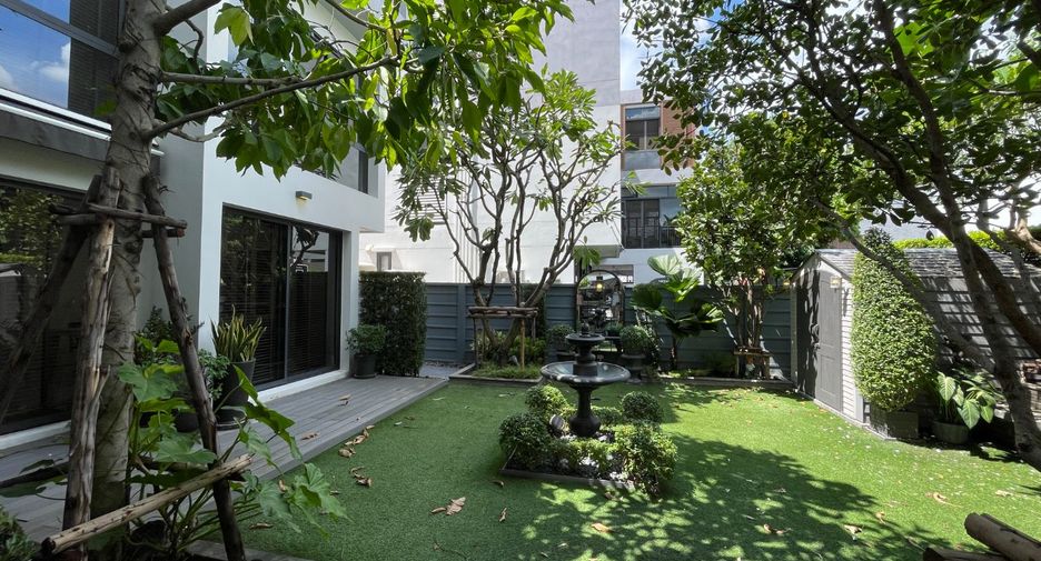 For sale 5 bed house in Huai Khwang, Bangkok