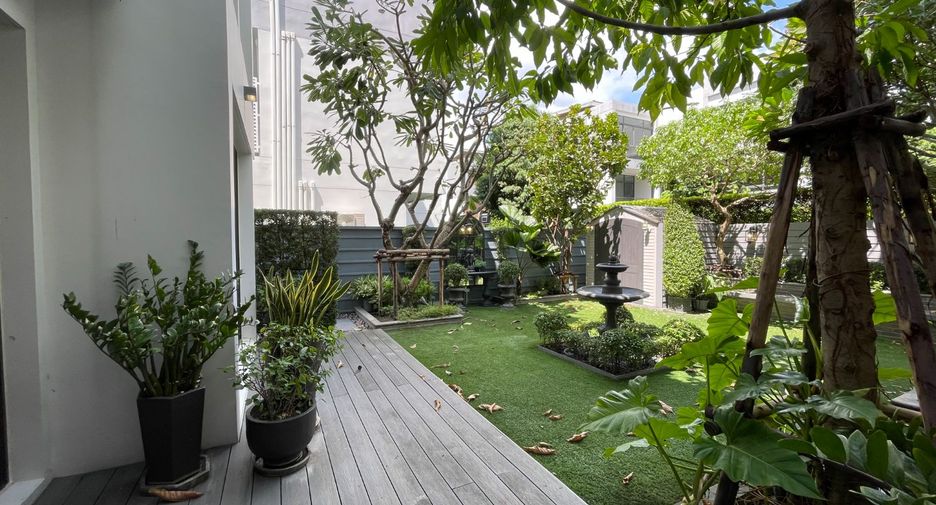 For sale 5 bed house in Huai Khwang, Bangkok