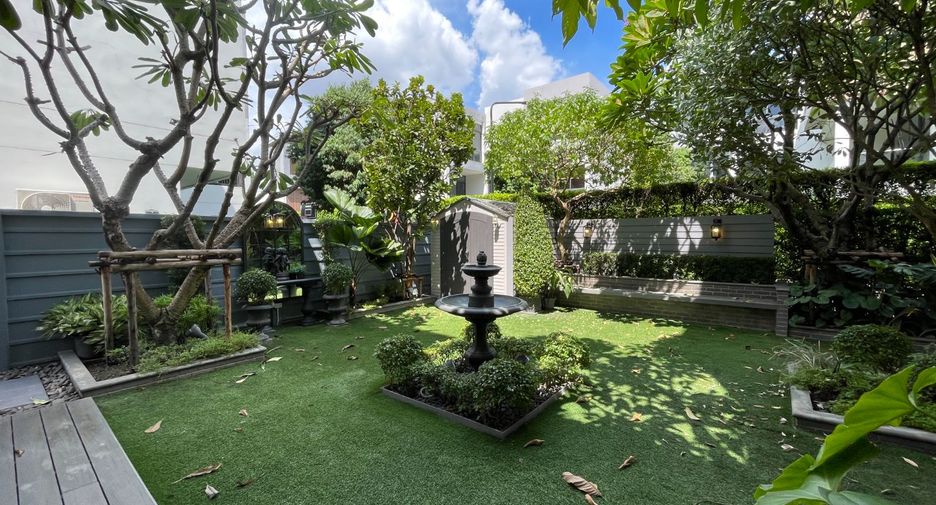 For sale 5 bed house in Huai Khwang, Bangkok
