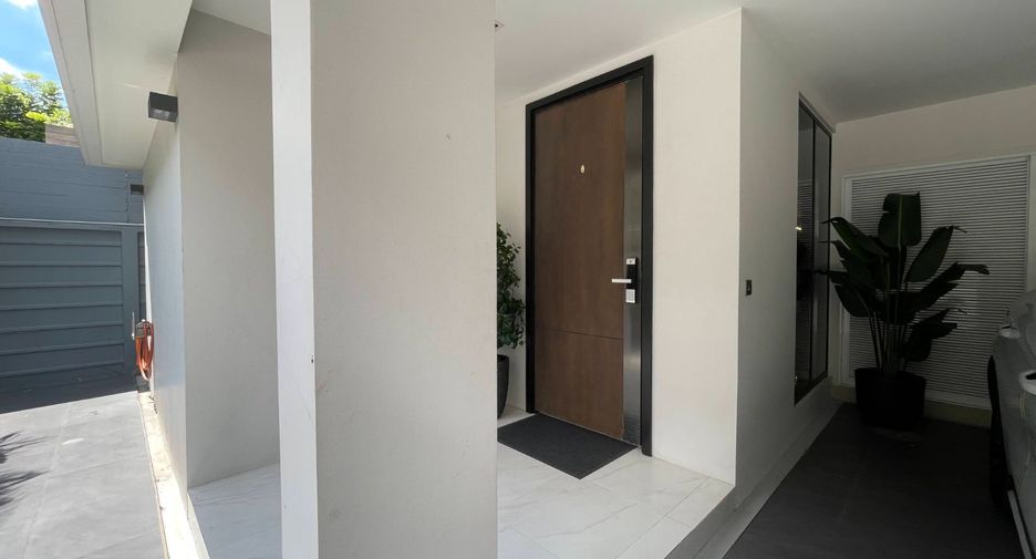 For sale 5 bed house in Huai Khwang, Bangkok