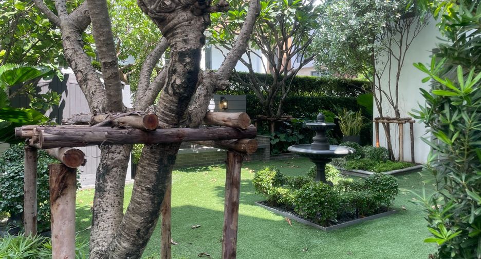For sale 5 bed house in Huai Khwang, Bangkok