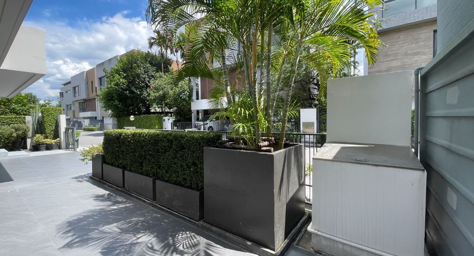 For sale 5 bed house in Huai Khwang, Bangkok