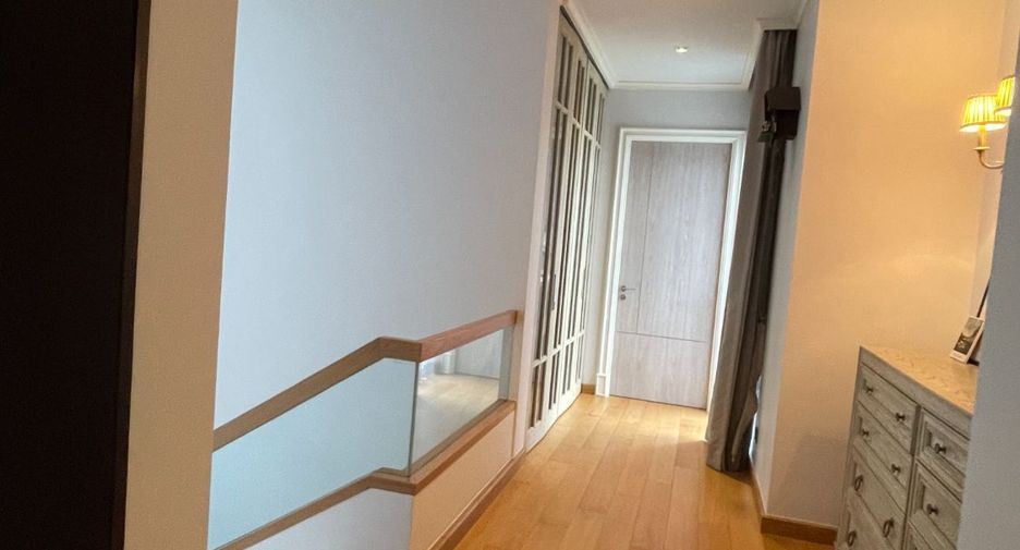 For sale 5 bed house in Huai Khwang, Bangkok
