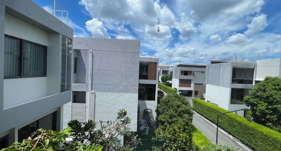For sale 5 bed house in Huai Khwang, Bangkok