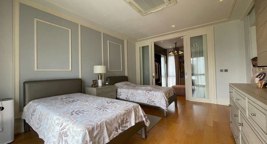 For sale 5 bed house in Huai Khwang, Bangkok