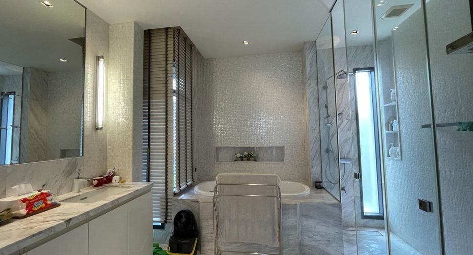 For sale 5 bed house in Huai Khwang, Bangkok
