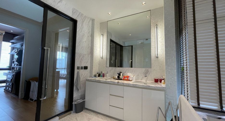 For sale 5 bed house in Huai Khwang, Bangkok
