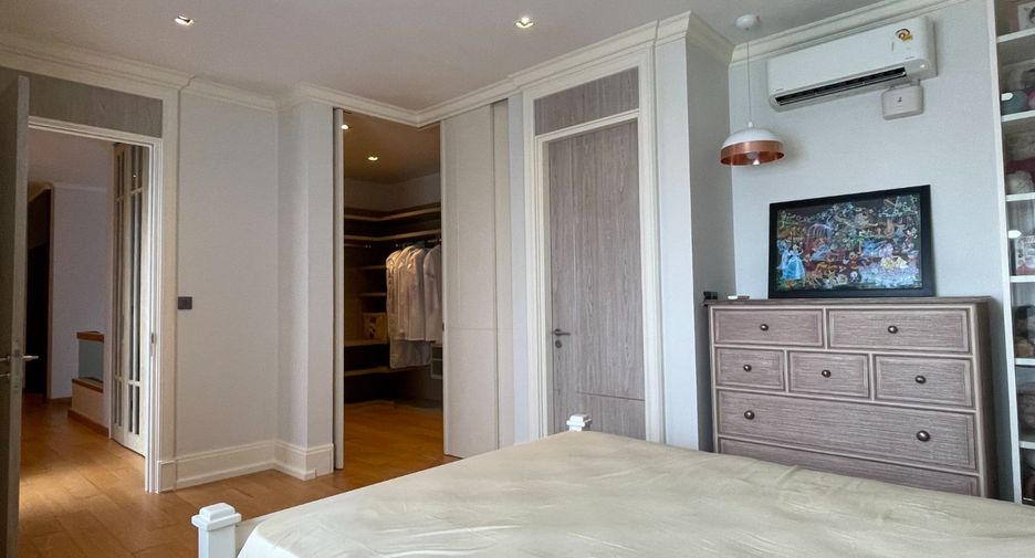 For sale 5 bed house in Huai Khwang, Bangkok