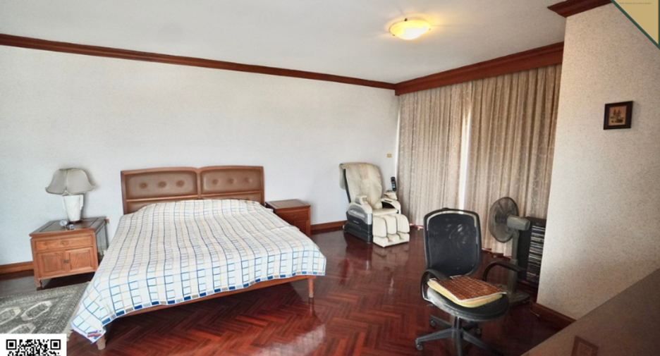 For sale 3 bedrooms condo in Watthana, Bangkok